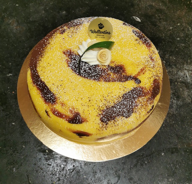 Tårtbotten, vaniljkräm, banangrädde med färsk banan, gul marsipan, choklad